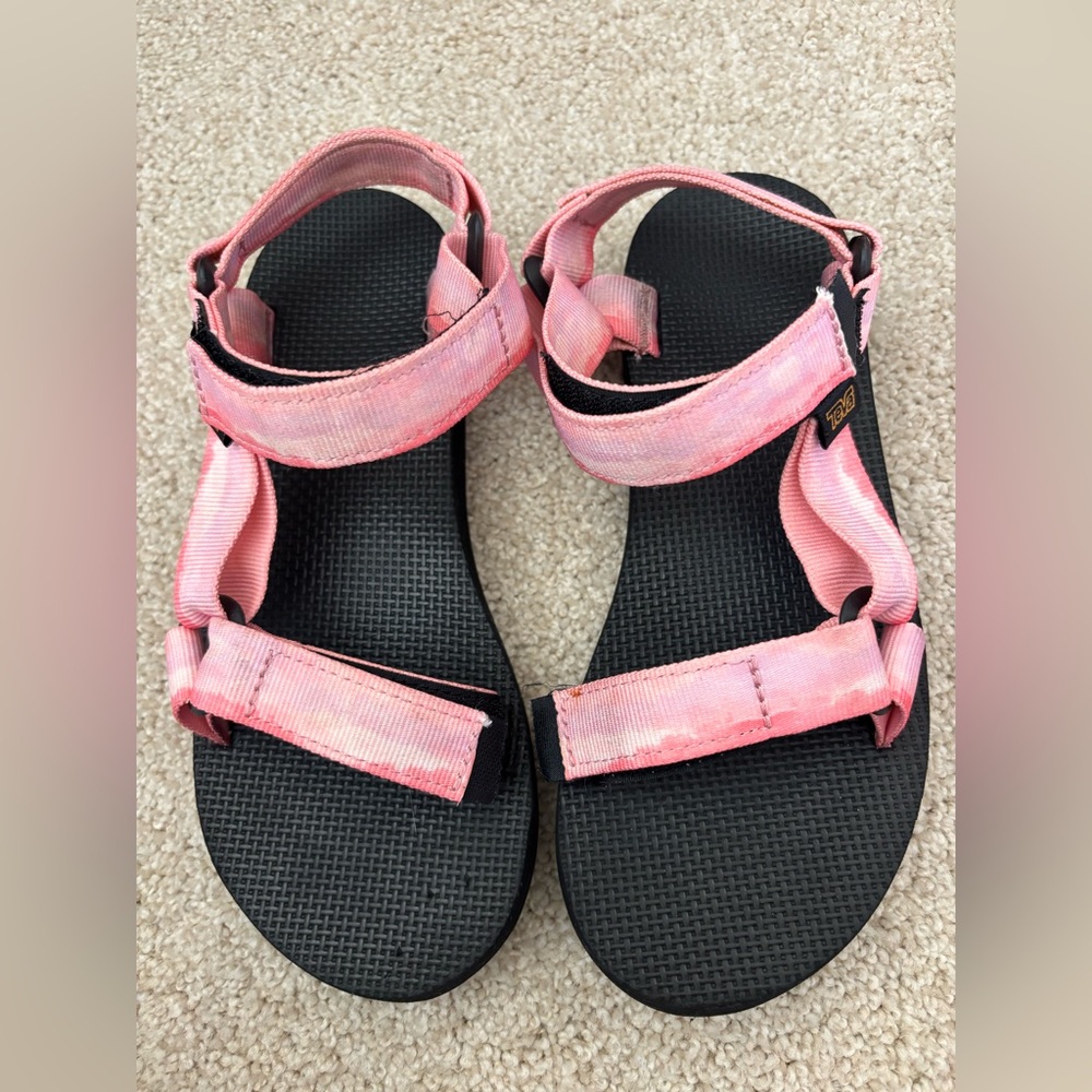 Girls Teva tie die pink adjustable sandals. Big kids 4-5